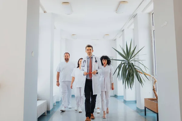 Een Tevreden Groep Zorgverleners Een Ziekenhuis Artsen Specialisten Werknemers Poseren — Stockfoto