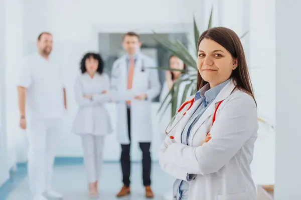 Zelfverzekerde Vrouwelijke Arts Medisch Uniform Omringd Door Gelukkige Dokters Succesvolle — Stockfoto