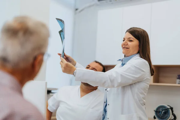 Artsen Bekijken Röntgenresultaten Haar Kantoor Analyseren Borstfoto Van Patiënt Gezondheidsproblemen — Stockfoto