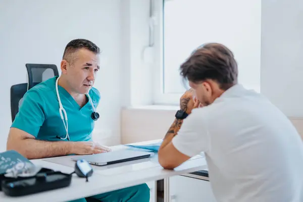 Ένας Γιατρός Που Εξετάζει Έναν Νεαρό Άνδρα Ασθενή Ελέγχει Τον — Φωτογραφία Αρχείου