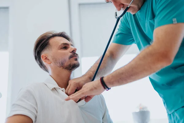 Läkare Övervakar Noggrant Manlig Patients Hälsa Kontrollerar Hans Blodtryck Och — Stockfoto