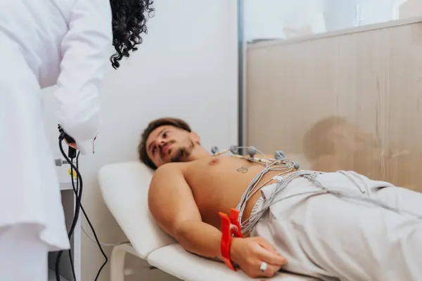 Kardiolog Analizuje Kardiogram Pacjenta Zapewniając Specjalistyczną Opiekę Nad Zdrowiem Serca — Zdjęcie stockowe