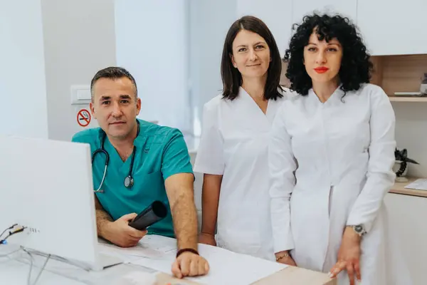 Médico Dos Enfermeras Posando Consultorio —  Fotos de Stock