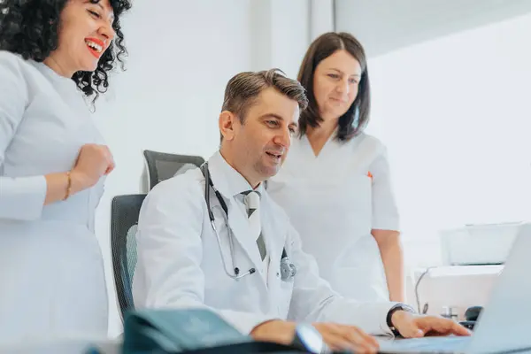 Experienced Specialist Reviewing Group Health Diagnoses — Stock Photo, Image