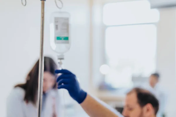 Yetişkin Bir Hastaya Hastane Odasında Tıbbi Bakım Infüzyon Tedavisi Sağlık — Stok fotoğraf