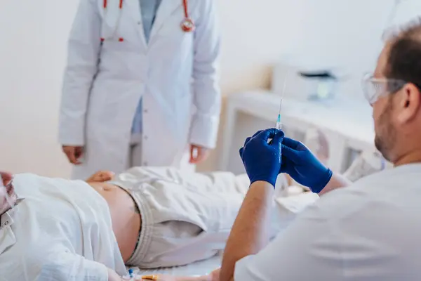 Médecin Examine Patient Recevant Une Perfusion Dans Une Chambre Hôpital — Photo