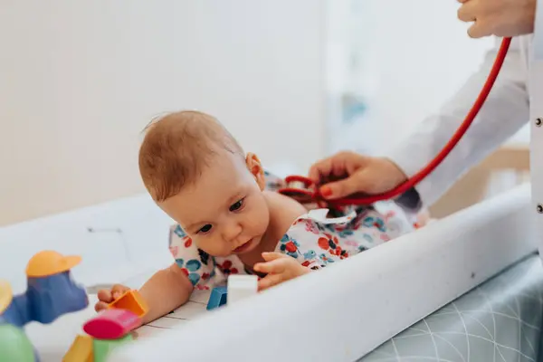 Παιδίατρος Που Εξετάζει Προσεκτικά Ένα Χαριτωμένο Άρρωστο Μωρό Για Διάγνωση — Φωτογραφία Αρχείου
