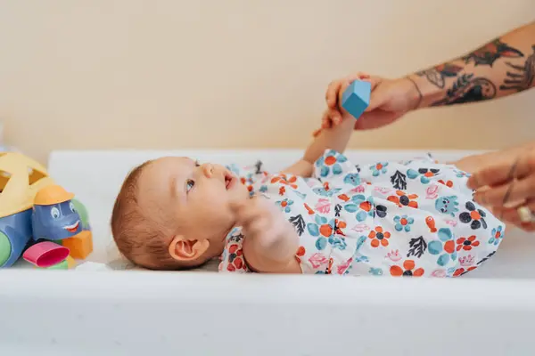 Tätowierte Mutter Spielt Mit Ihrem Baby Krankenhausbüro — Stockfoto