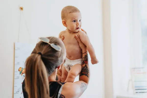 Visita Familiar Consultorio Pediatría Para Chequeo Diagnóstico Bebés —  Fotos de Stock