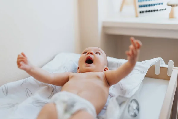 Roztomilé Dítě Dostává Důkladnou Péči Vyšetření Lékaře Nemocničním Pokoji — Stock fotografie