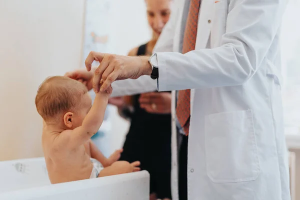 Pediatra Uroczym Dzieckiem Klinice Lekarz Pediatra Trzymający Dziecko Ręce — Zdjęcie stockowe