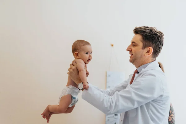 Arzt Hebt Baby Mädchen Arzt Macht Medizinische Untersuchungen Und Untersuchungen — Stockfoto