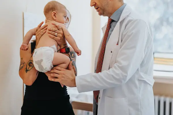 Läkare Råda Mor Lämplig Behandling Eller Terapi För Sin Lilla — Stockfoto