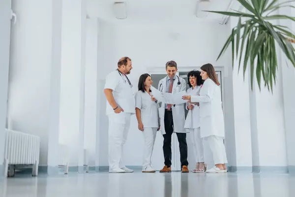 Gruppe Von Gesundheitshelfern Einem Kliniksaal Die Patienten Erfolgreich Behandeln Diagnose — Stockfoto