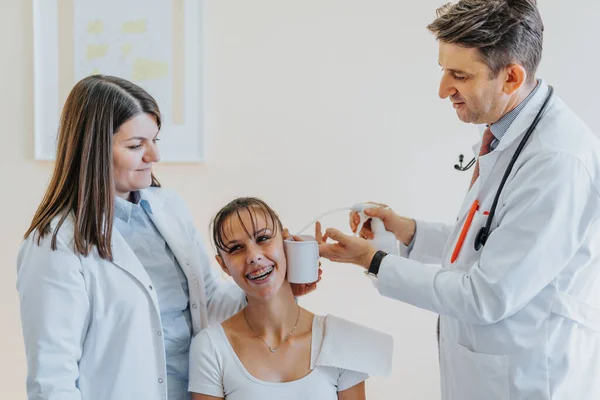 Professionell Kvinnlig Läkare Undersöker Ung Patient Klinik Kontrollera Syn Hörsel — Stockfoto