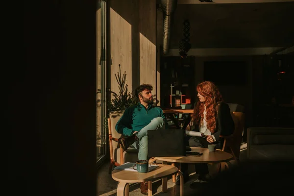Güneşli Bir Sabahta Kahve Barında Uzaktan Çalışan Güzel Bir Çifti — Stok fotoğraf