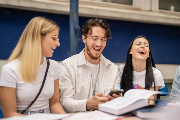 Glada Studenter Studerar Tillsammans Sitter Vid Bordet Skämtar Och Har — Stockfoto