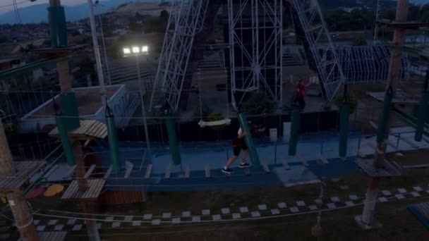 Tor Przeszkód Parku Adrenaliny Widok Góry Drona — Wideo stockowe