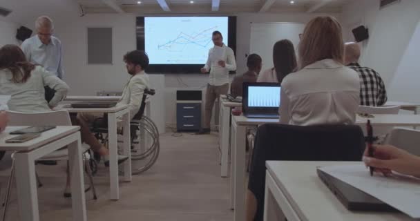 Seminarium Biurze Starszy Menedżer Stoi Rozmawia Trenerem Podczas Gdy Niepełnosprawny — Wideo stockowe