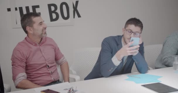 Mladý Muž Nudí Kanceláři Zasedací Místnosti Hraje Svým Telefonem Bere — Stock video