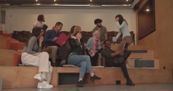 Einem Büro Amphitheater Engagiert Sich Eine Große Gruppe Unterschiedlicher Menschen — Stockvideo