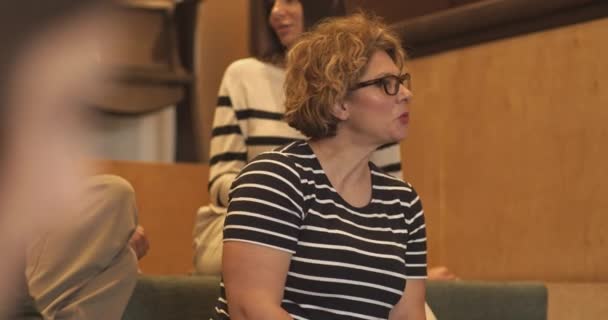 Ders Sırasında Bir Amfitiyatro Salonunda Bir Grup Uluslararası Çok Irklı — Stok video
