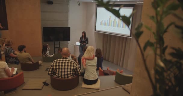 Sekelompok Besar Orang Menghadiri Seminar Kelas Bisnis Sementara Seorang Presenter — Stok Video