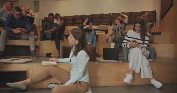 Vue Face Angle Bas Grand Groupe Personnes Assistent Séminaire Classe — Video