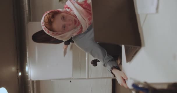 Ung Affärskvinna Bär Hijab Analysera Vinststatistik Med Laptop Moderna Konferensrum — Stockvideo