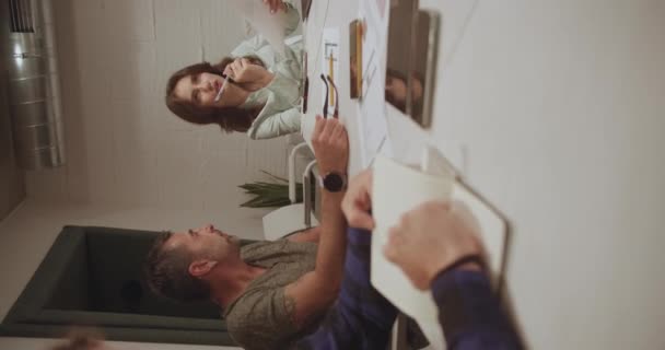 可爱的女员工分享了自己对新商机的看法 各代人之间的商业团队在谈判桌上交流思想 — 图库视频影像