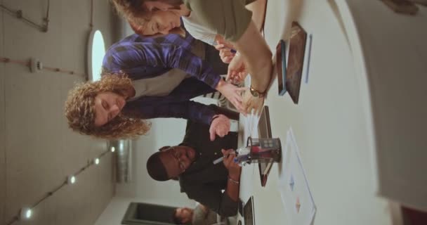 在一个现代化的会议室里 各种各样的商人在讨论一个成功公司的策略 计划和决策 — 图库视频影像