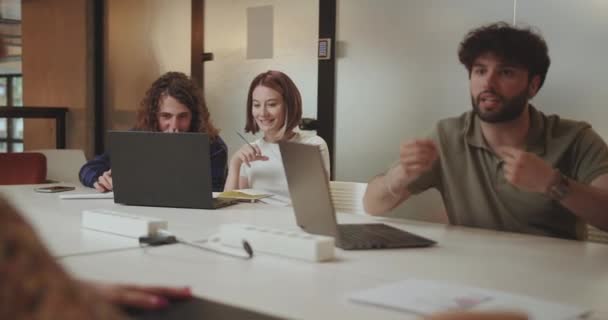 Krásný Obchodní Pár Který Spolupracuje Stolu Využitím Laptopu Diskutuje Analyzuje — Stock video
