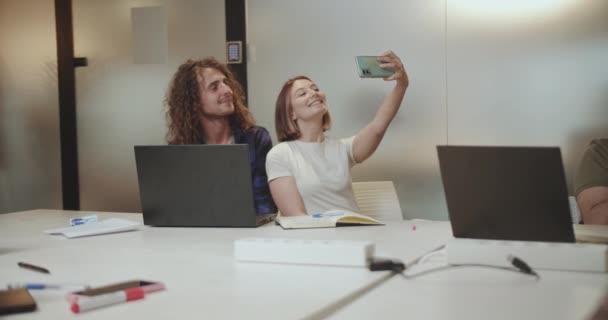 Pareja Feliz Tomando Una Selfie Durante Descanso Oficina — Vídeos de Stock