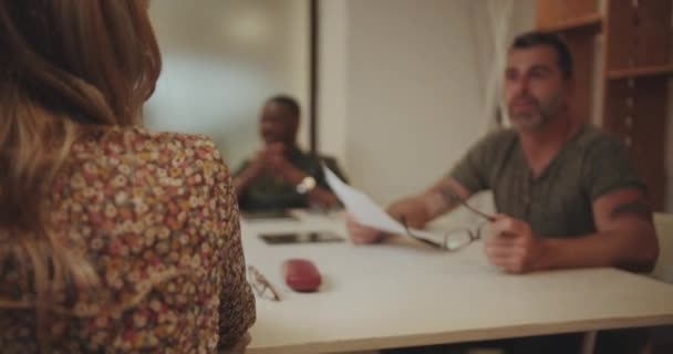Yönetici Fikirleriyle Görüşleriyle Yüzleşen Kadın Modern Ofiste Masada Toplandı — Stok video