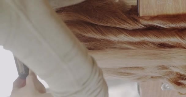 Κοντά Μαλλιά Σιδέρωμα Ένα Σαλόνι Κορίτσι Τζίντζερ Δημιουργεί Σγουρά Μαλλιά — Αρχείο Βίντεο