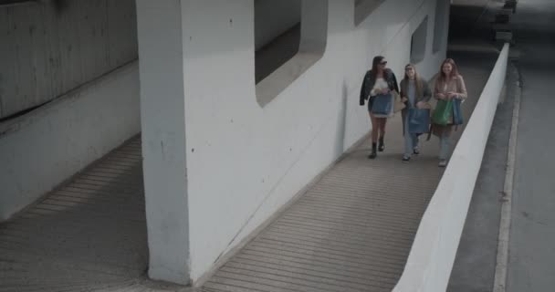 Три Девушки Возвращаются Покупками Торговый Центр Делают Селфи Пути — стоковое видео