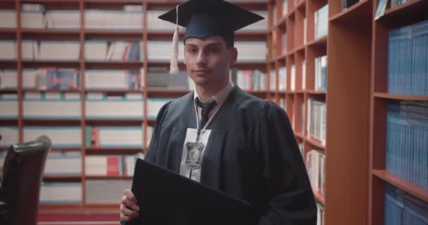 Laureato Studente Orgogliosamente Possesso Del Diploma Presso Sala Biblioteca Universitaria — Video Stock