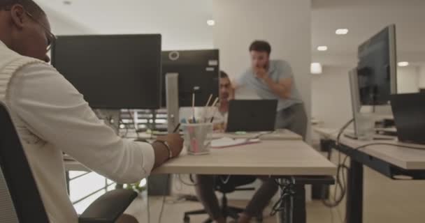 Cámara Panorámica Joven Hombre Negro Trabajando Oficina Junto Con Otros — Vídeos de Stock