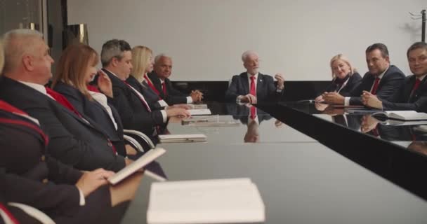 Toplantı Odasında Üst Düzey Yöneticiler Toplantısı Üniversitede Konuları Tartışan Bir — Stok video