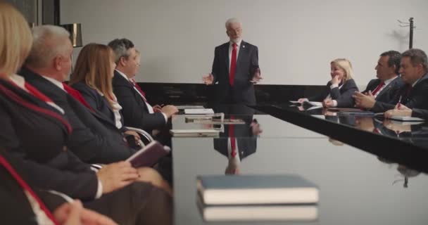 Sekelompok Besar Manajer Senior Mengadakan Pertemuan Ruang Rapat Manajer Senior — Stok Video