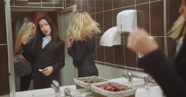 Kvinnliga Studenter Slutade Försköna Toaletten Och Till Klassen Universitetet — Stockvideo