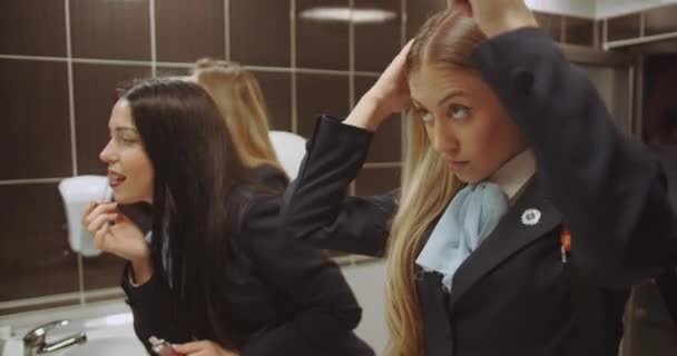 Studentinnen Kämmen Haare Und Schminken Sich Während Der Unterrichtspause Auf — Stockvideo