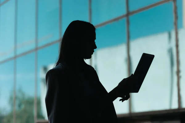 Büyük Merkezinin Önünde Tablet Üzerinde Çalışan Kadını Siluet — Stok fotoğraf