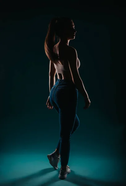 Zelfverzekerde Pasvorm Meisje Poseren Donkere Studio Fitness Motivatie Transformatie — Stockfoto