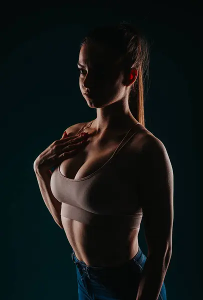 Modelo Fitness Feminina Confiante Posando Estúdio Com Fundo Escuro — Fotografia de Stock