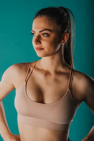 Chica Forma Segura Estudio Mostrando Cuerpo Muscular Con Pecho Bien —  Fotos de Stock