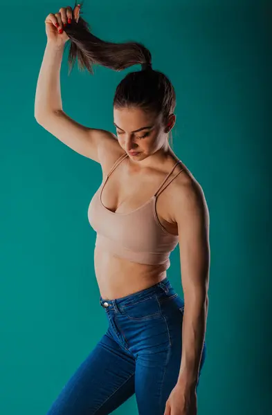 Una Mujer Forma Segura Estudio Posando Con Determinación Musculosa Inspiradora —  Fotos de Stock