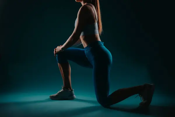 Fiducioso Modello Fitness Femminile Uno Studio Buio Allenarsi Mostrare Muscoli — Foto Stock