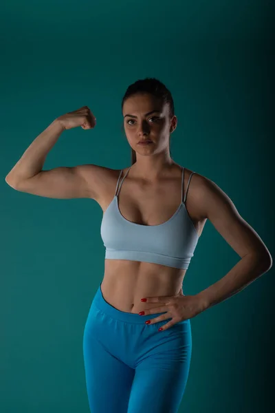 Stüdyo Çekimlerinde Güçlü Sonuçlara Ulaşan Kendinden Emin Kadın Fitness Modeli — Stok fotoğraf