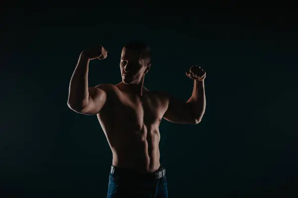 Silhouette Photo Strong Man Showing His Biceps Proudly Looking Them — Stock Photo, Image